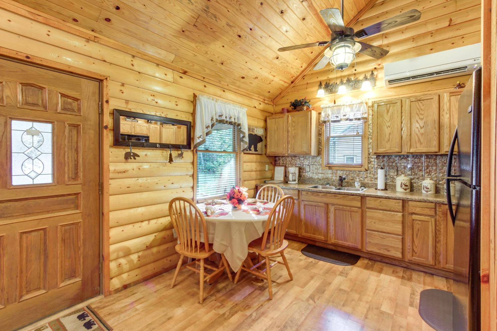 Pet-Friendly Cosby Log Cabin With Backyard And Porch! 외부 사진